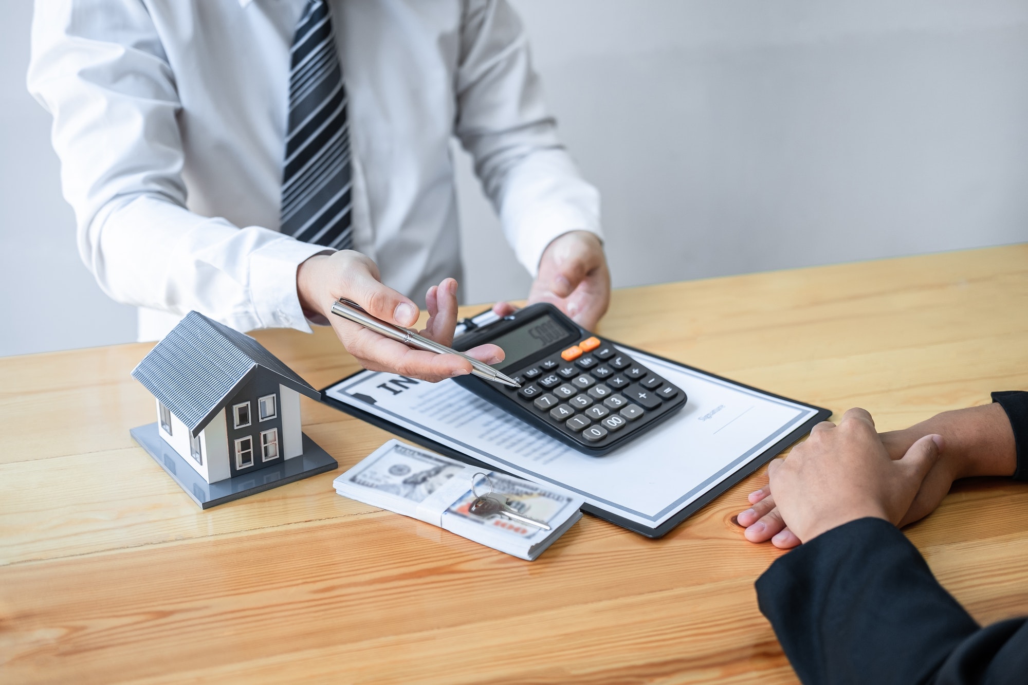 estate-agent-are-presenting-home-loan-and-giving-house-to-client-after-signing-agreement-contract.jpg estate-agent-are-presenting-home-loan-and-giving-house-to-client-after-signing-agreement-contract.jpg